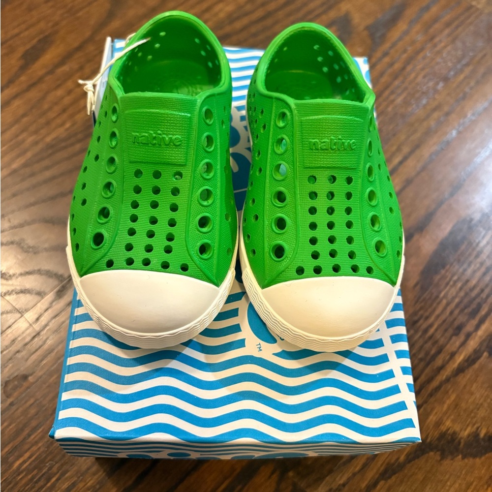 Native Kids Water Shoes - Vibrant Green and White
